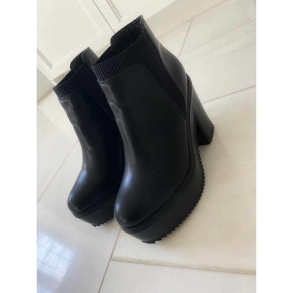 Beautiful black Cafènoir ankle boots - Picture 1 of 5